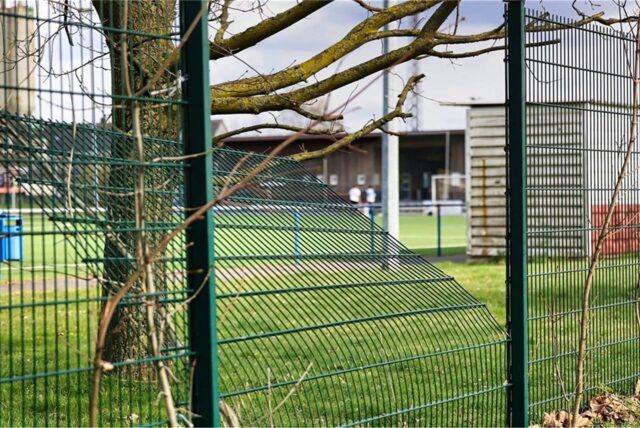 Hobbykicker hatten in der Vergangenheit am Grafweg auf Schwerin einen massiven Zaun zerstört, um auf den Fußballplatz zu gelangen.