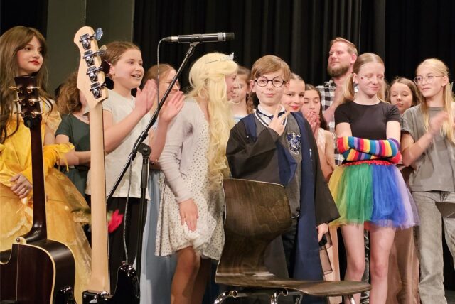 Chor- und Theatergruppen in der Aula der St. Ursula-Realschule