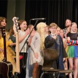 Chor- und Theatergruppen in der Aula der St. Ursula-Realschule