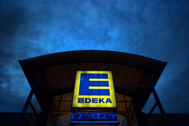 Eine Leuchtreklame weist am auf einen Edeka-Markt hin.