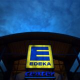 Eine Leuchtreklame weist am auf einen Edeka-Markt hin.