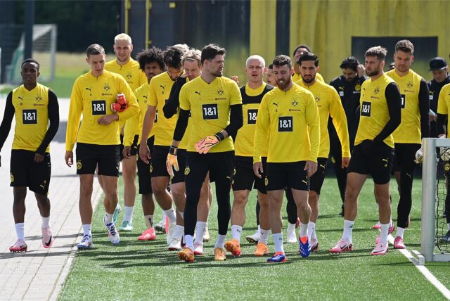 Die BVB-Spieler gehen Richtung Trainingsplatz.