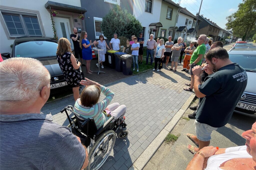 Bewohner des Ickerner Viertels in den Aapwiesen Ende August 2023 bei einem Zusammentreffen. Viele der 50 Anwesenden und weitere hatten die Keller voll Wasser.