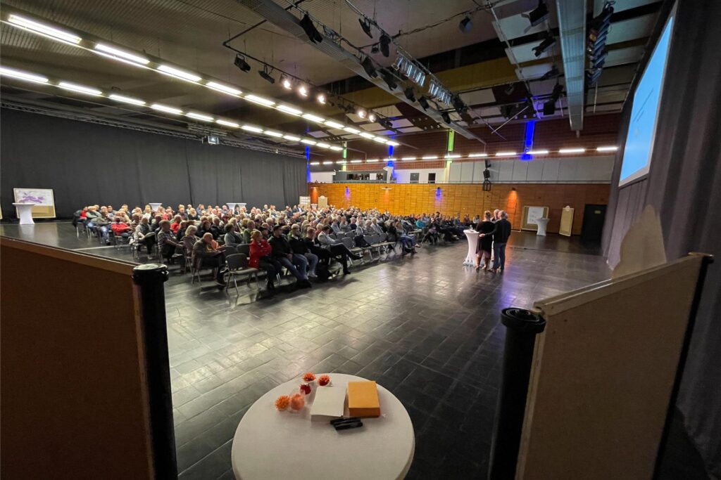 200 Menschen kamen zu einem Bürgerdialog in die Europahalle. Die Diskussion zu den Hochwasser-Schäden des Sommers 2023 entlang der Emscher machten sie sich zu eigen.