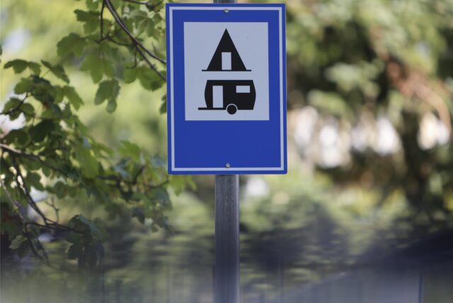 Blick auf ein Hinweisschild auf einen Campingplatz.