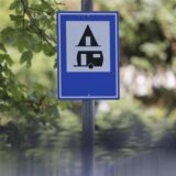 Blick auf ein Hinweisschild auf einen Campingplatz.
