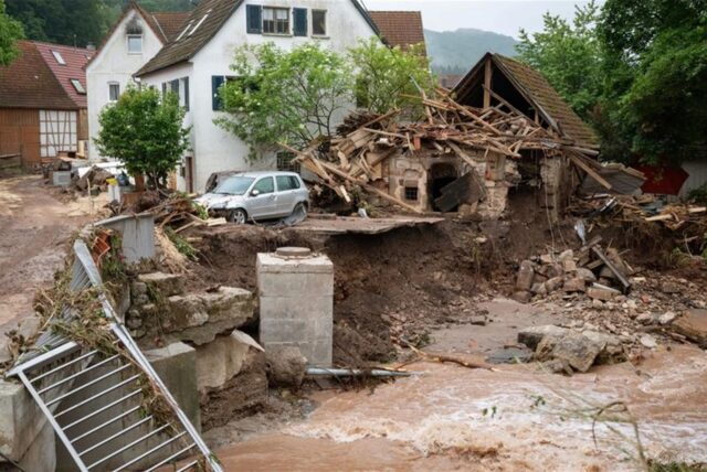 Blick auf ein durch Hochwasser zerstörtes Gebäude an der Wieslauf.
