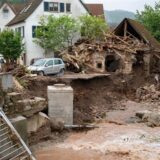 Blick auf ein durch Hochwasser zerstörtes Gebäude an der Wieslauf.