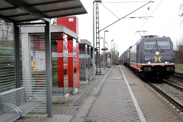 Zug fährt in Bahnhof Sythen ein.