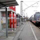 Zug fährt in Bahnhof Sythen ein.