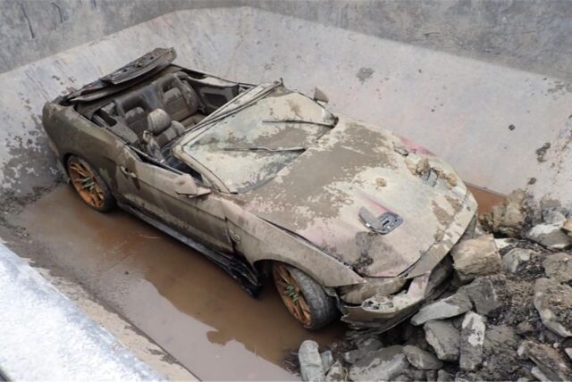 Bei dem Autowrack, das am Montag, 3. Juni 2024, aus dem Datteln-Hamm-Kanal geborgen wurde, handelt es sich um ein Ford Mustang Cabrio.