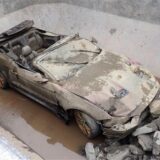 Bei dem Autowrack, das am Montag, 3. Juni 2024, aus dem Datteln-Hamm-Kanal geborgen wurde, handelt es sich um ein Ford Mustang Cabrio.