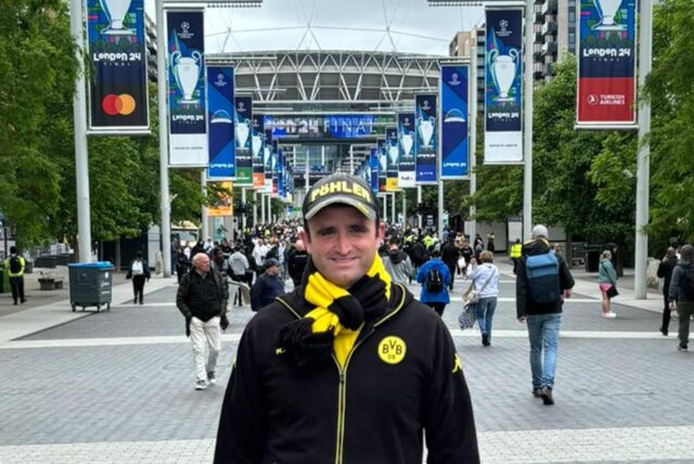 Max Lepper steht vor dem Mekka vieler Fußball-Fans: dem Wembley Stadion.