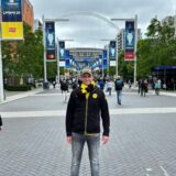 Max Lepper steht vor dem Mekka vieler Fußball-Fans: dem Wembley Stadion.