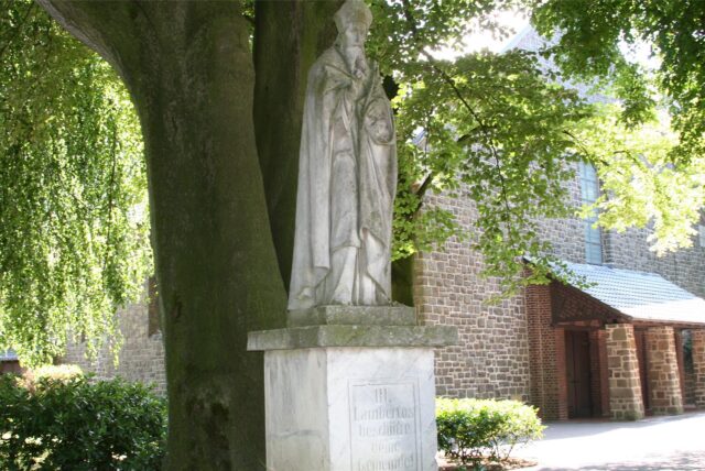 Lambertus-Figur vor der Kirche in Haltern