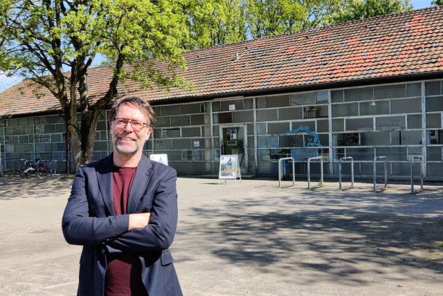 Museumsdirektor Georg Elben vor dem Ausweichquartier des Skulpturenmuseums.
