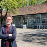 Museumsdirektor Georg Elben vor dem Ausweichquartier des Skulpturenmuseums.