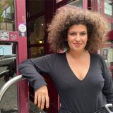Sozialpädagogin Melis Mavruk steht im Eingang der Altstadtschmiede in Recklinghausen.