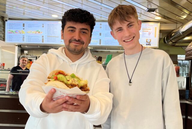 Selim Korkutan und Nick Wandrei von der Grünen Jugend haben sich die „Dönerpreisbremse“ ausgedacht.