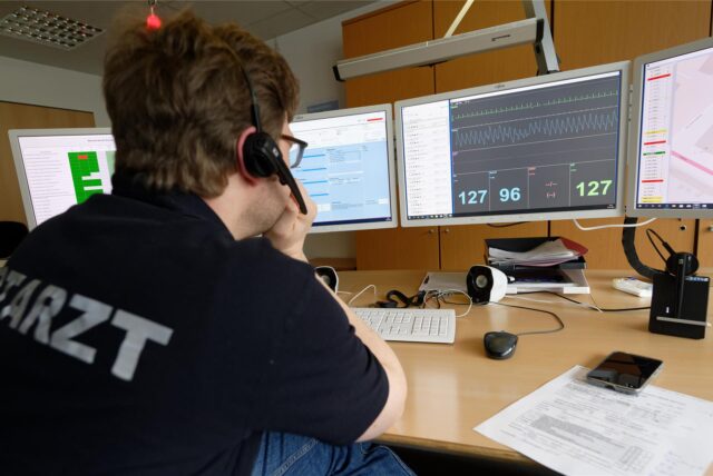 In Aachen gibt es das Telenotarzt-Modell bereits – hier ein Mediziner an seinem Arbeitsplatz in der Zentrale.
