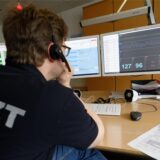 In Aachen gibt es das Telenotarzt-Modell bereits – hier ein Mediziner an seinem Arbeitsplatz in der Zentrale.