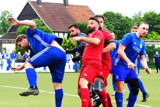 Shawn Borys (r.) traf per Kopfball zum 1:1-Ausgleich für den VfB Habinghorst II im Relegationsspiel gegen RWT Herne.