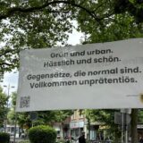 So sieht eins der Banner aus, die im Stadtgarten hängen und die Teile des „Markennarrativs“ beinhalten.