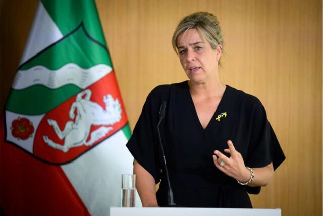 Mona Neubaur (Bündnis 90/Die Grünen), Ministerin für Wirtschaft, Industrie, Klimaschutz und Energie, äußert sich in der Kabinettspressekonferenz.