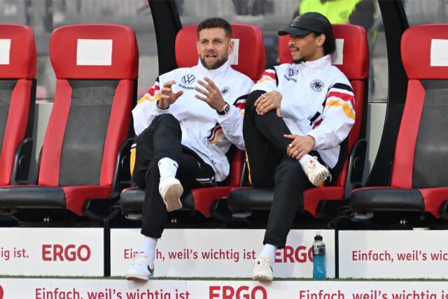 Niclas Füllkrug im Gespräch mit Leroy Sane.