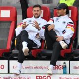 Niclas Füllkrug im Gespräch mit Leroy Sane.