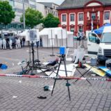 Mitarbeiter der Spurensicherung stehen auf dem Mannheimer Marktplatz hinter einem zertrümmerten Stand.