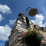 Die beiden Straßenschilder, die an den Eingängen der Recklinghäuser Rochusstraße stehen