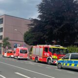 Einsatzfahrzeuge von Feuerwehr, Rettungsdienst und Polizei stehen wegen eines Reizgasvorfalls auf einer Straße in der Gladbecker Innenstadt