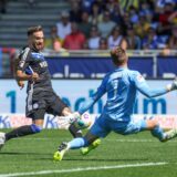 Kenan Karaman (FC Schalke 04) versucht, den Ball an Ron-Thorben Hoffmann (Eintracht Braunschweig) vorbeizuschießen.