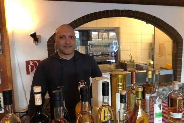 Nunzio Marcucci steht in der Trattoria Puglia hinter Flaschen.