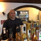 Nunzio Marcucci steht in der Trattoria Puglia hinter Flaschen.