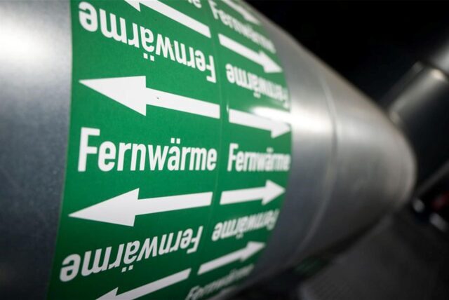 Leitungen sind in der Fernwärmeverteilerstation eines Heizkraftwerks zu sehen.