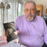 Wolfgang Guß hält ein Foto seines Vaters Franz Guß hoch.
