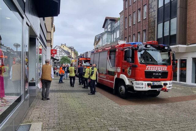 Feuerwehrfahrzeuge in der Dattelner Innenstadt.