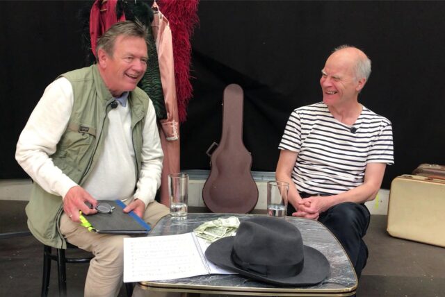 Markus Kopf (l.) und Tankred Schleinschock (r.) sehen der Premiere von „Cabaret“ freudig entgegen.