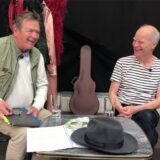 Markus Kopf (l.) und Tankred Schleinschock (r.) sehen der Premiere von „Cabaret“ freudig entgegen.