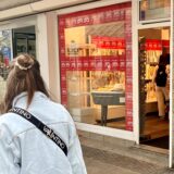 Eine Frau geht an der Filiale von Bijou Brigitte am Ostenhellweg in Dortmund vorbei.