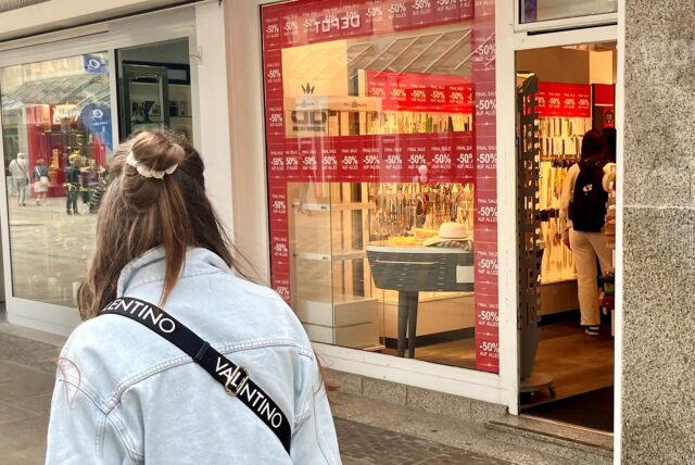 Eine Frau geht an der Filiale von Bijou Brigitte am Ostenhellweg in Dortmund vorbei.