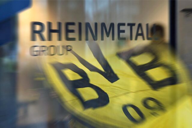 Eine Fotomontage: Hinter einer Glastür, auf der „Rheinmetall Group“ geschrieben steht, ist das Logo des BVB zu sehen.