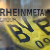 Eine Fotomontage: Hinter einer Glastür, auf der „Rheinmetall Group“ geschrieben steht, ist das Logo des BVB zu sehen.