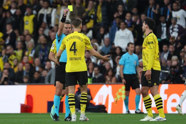 BVB-Profi Nico Schlotterbeck sieht die Gelbe Karte.