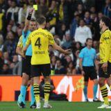 BVB-Profi Nico Schlotterbeck sieht die Gelbe Karte.