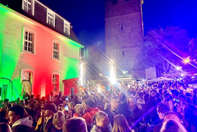 Volles Haus auf dem Kirchplatz