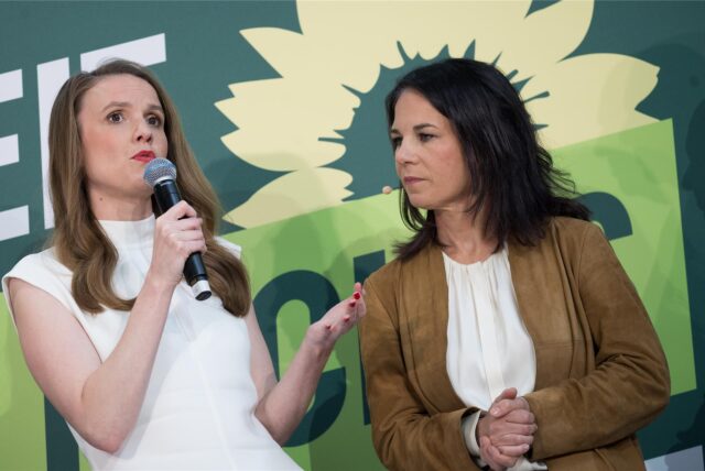 Die grüne Europa-Politikerin Terry Reintke zusammen mit der deutschen Außenministerin Annalena Baerbock.