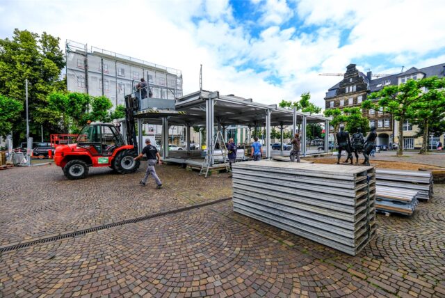 Aufbauarbeiten auf dem Rathausplatz.